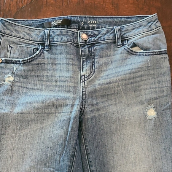 Simply Vera Wang Disrressed Capris. Great Cond. - Picture 4 of 6